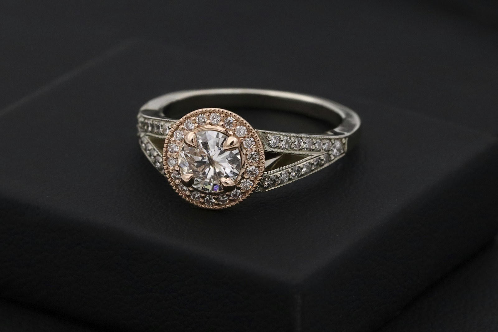 Anillo de acabado plateado con piedra, imagen ilustrativa