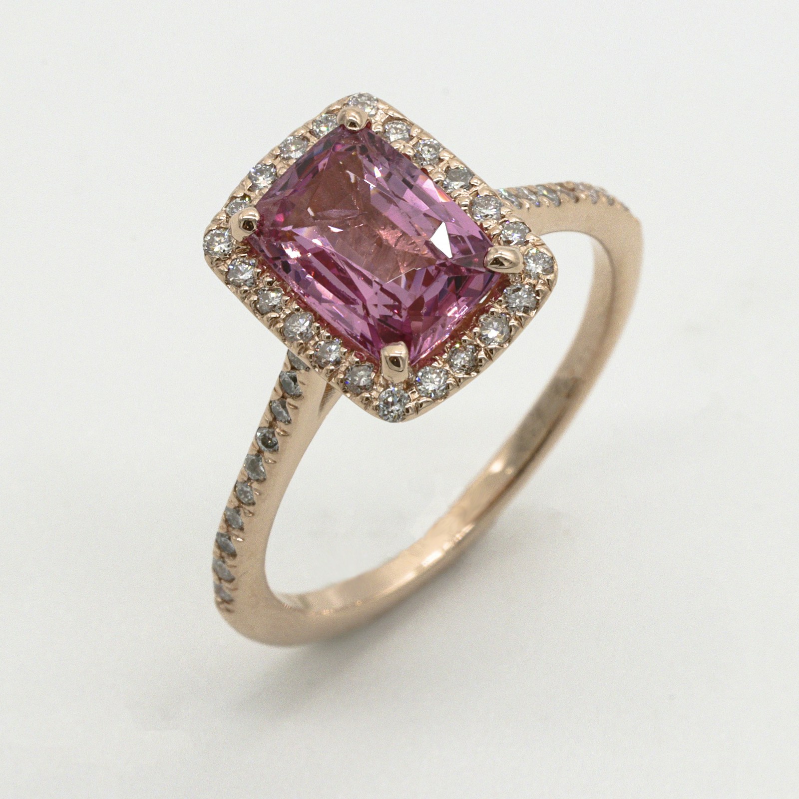 Detalle de anillo con piedras, imagen ilustrativa