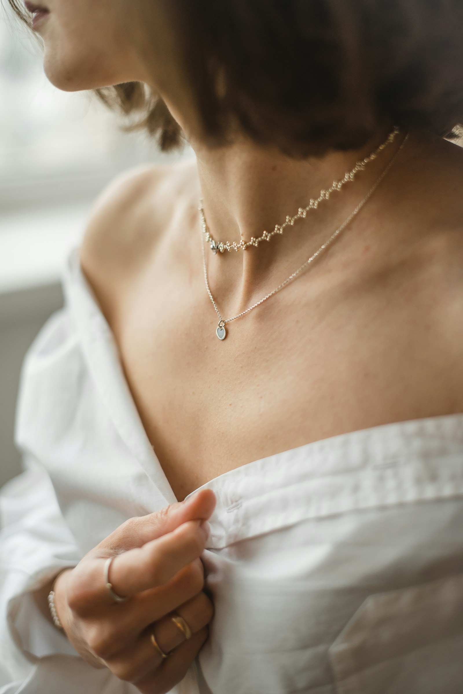 Detalle de joyería en tonos dorados, imagen de inspiración